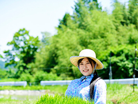 日本熟エロまん遊記　畑仕事で精を出したので精を補充してくれと頼まれて　8時間　サンプル画像02